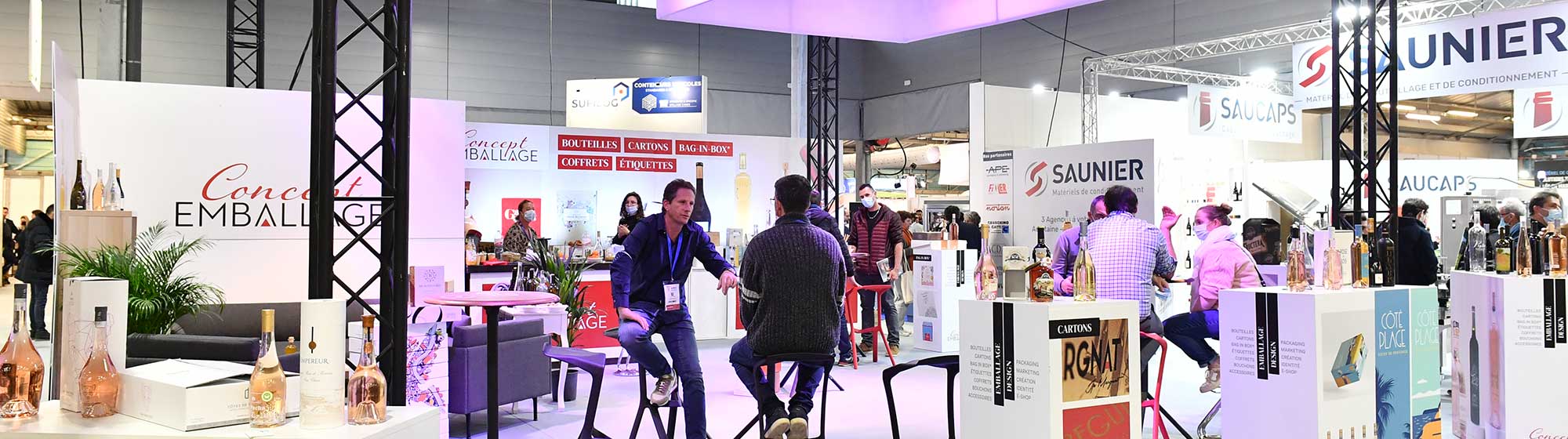 Visiteurs devant le stand de Concept emballage