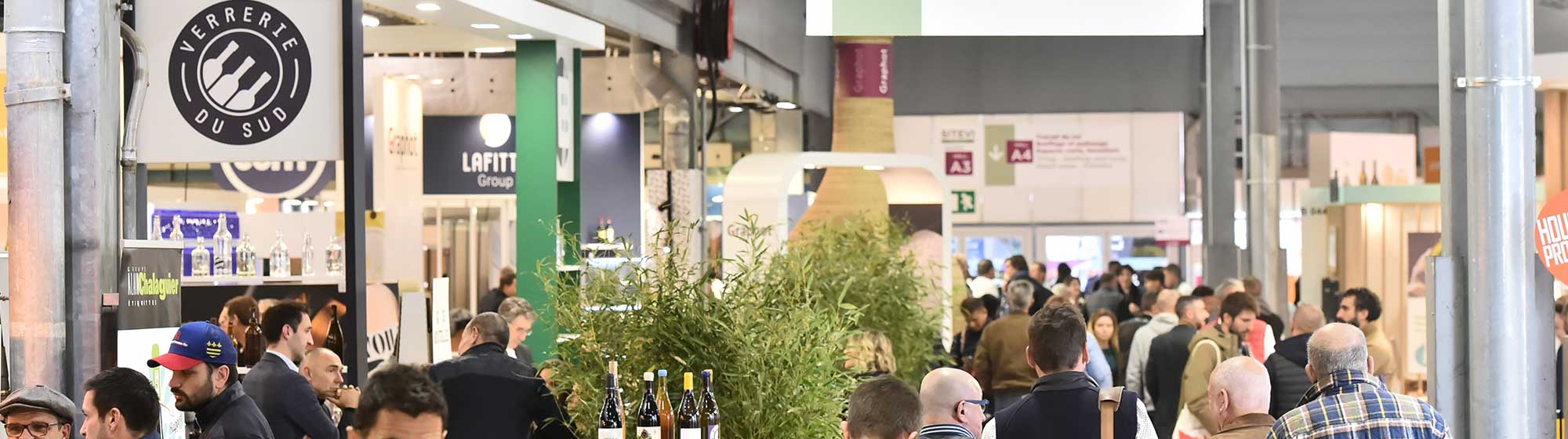 Visiteurs devant le stand Verrerie du Sud