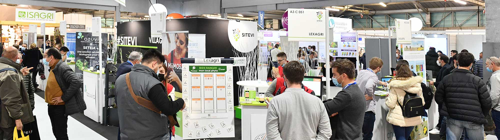 Visiteurs devant le Village Start-up