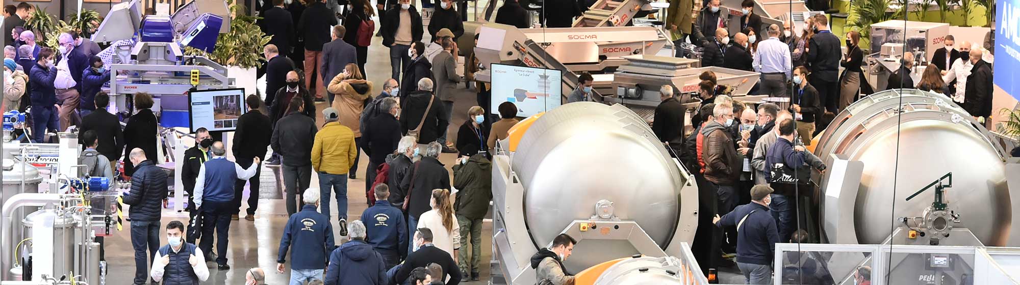Visiteurs dans le hall D avec le stand Bucher