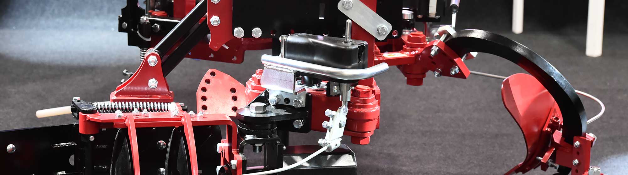 Zoom sur une machine agricole rouge et noir