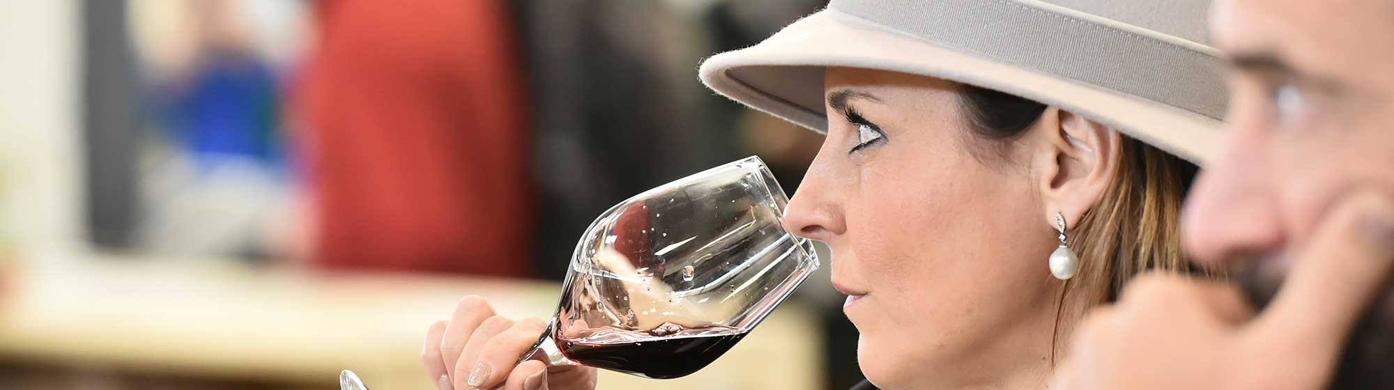 Un homme et une femme goûtent du vin