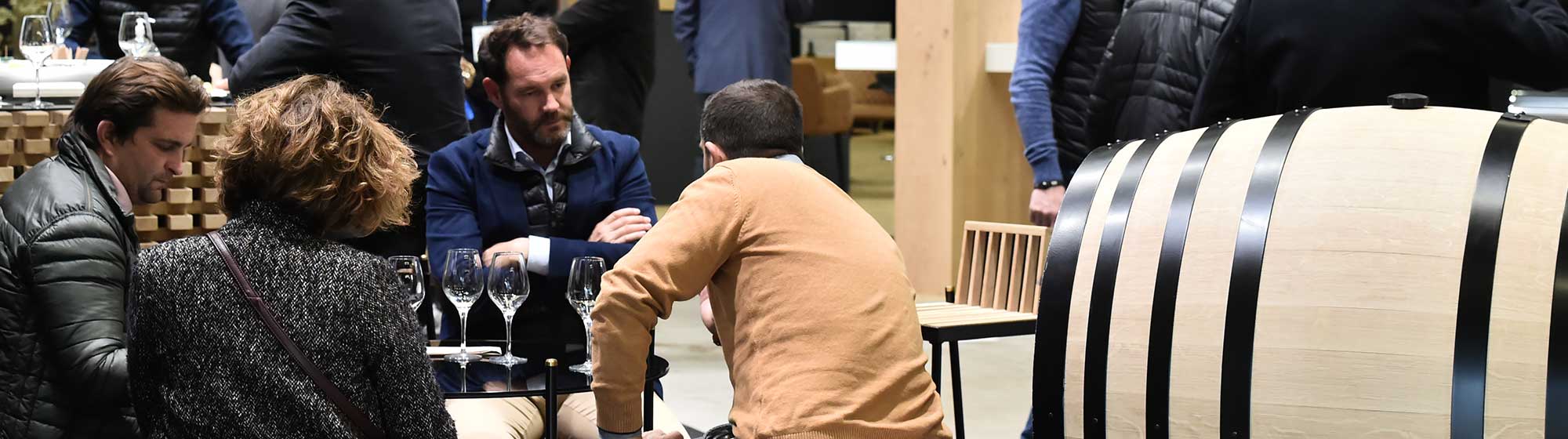 Personnes discutant lors d'un business meeting