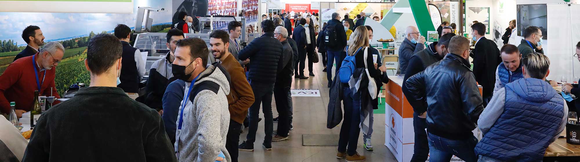 Visiteurs devant le stand de Haifa