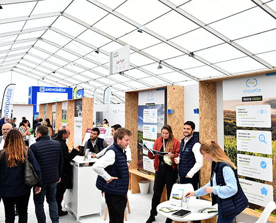 Visiteurs devant le stand de la Chouette dans le Lab Tech
