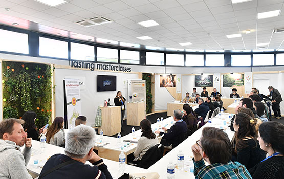 Femme présentant une tasting masterclass