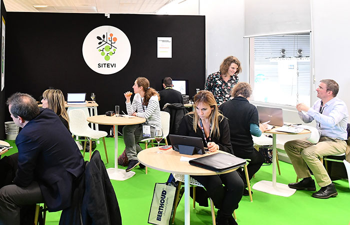 Groupe de journalistes dans la salle de presse