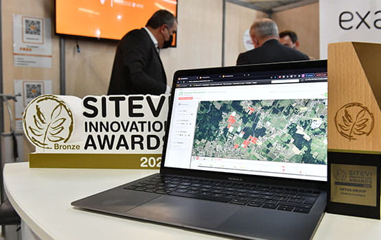 Presentation of a computer with the SITEVI innovation awards logo