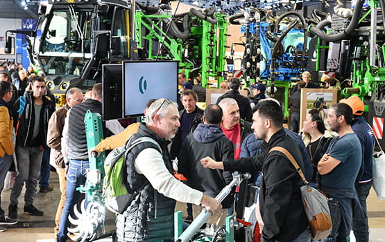 Visiteurs devant un stand du salon SITEVI