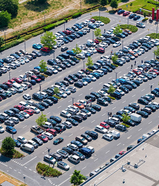 Vue aérienne d'un parking rempli de voitures