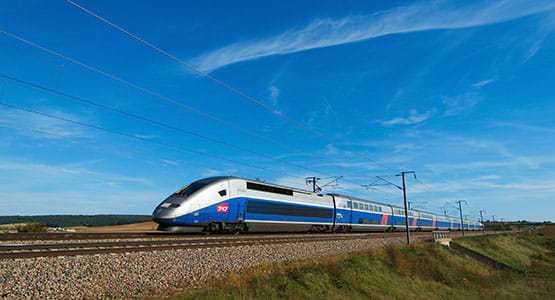 Train de la SNCF en train de rouler