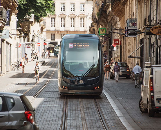 Tramway au milieu d'une route