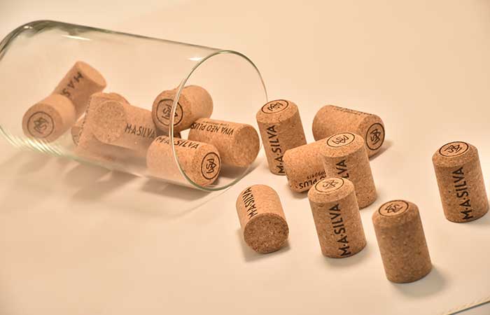 verre avec des bouchons de bouteilles de vin