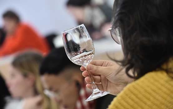Personne regardant un verre de vin